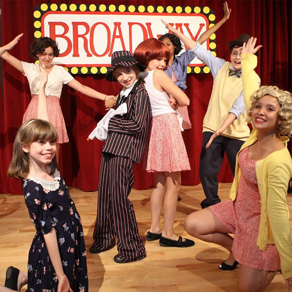 &Theta;&Epsilon;&Alpha;&Tau;&Rho;&Iota;&Kappa;&Omicron; &Pi;&Alpha;&Iota;&Chi;&Nu;&Iota;&Delta;&Iota;